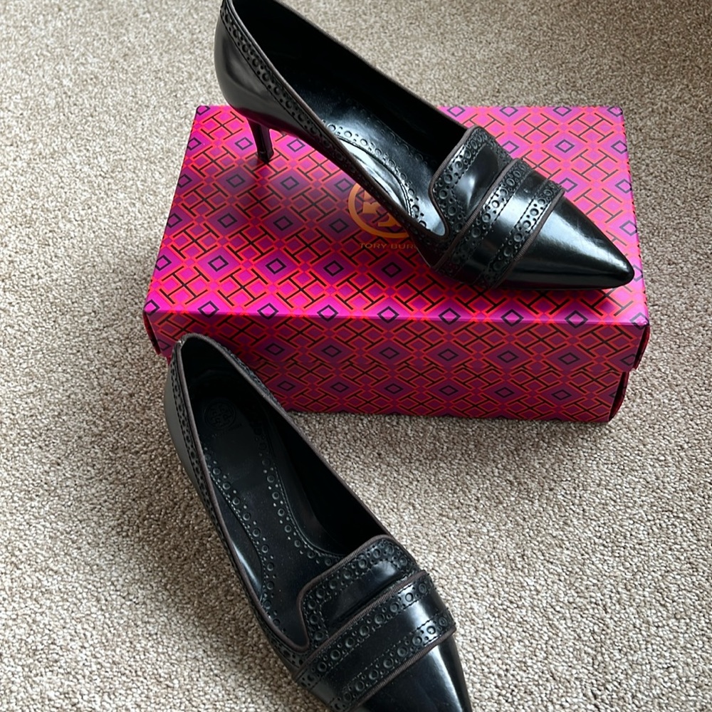 Tory Burch black leather with chocolate brown accent pumps.